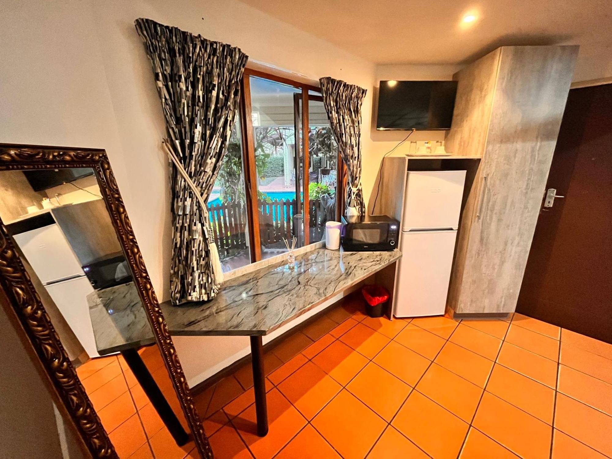 Hotel The Wood House Empangeni Exterior foto